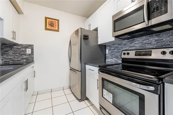 $2,300 | 250 Northwest 107th Avenue, Unit 205, Miami, FL 33172