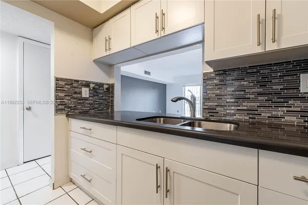 $2,300 | 250 Northwest 107th Avenue, Unit 205, Miami, FL 33172