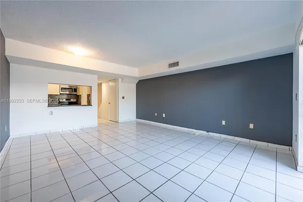 $2,300 | 250 Northwest 107th Avenue, Unit 205, Miami, FL 33172