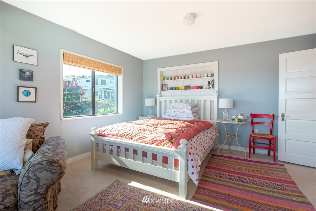 424 North 68th Street Seattle, WA 98103 - Photo 22 of 26 a bedroom with a bed and a window