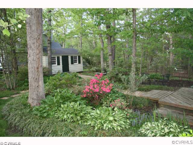 10507 Warren Road Glen Allen, VA 23060 - Photo 11 of 11 Yard/Garden - Lush backyard