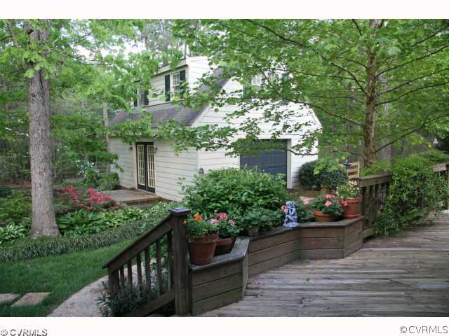 10507 Warren Road Glen Allen, VA 23060 - Photo 2 of 11 Parking Lot/Garage - The detached one-car garage h