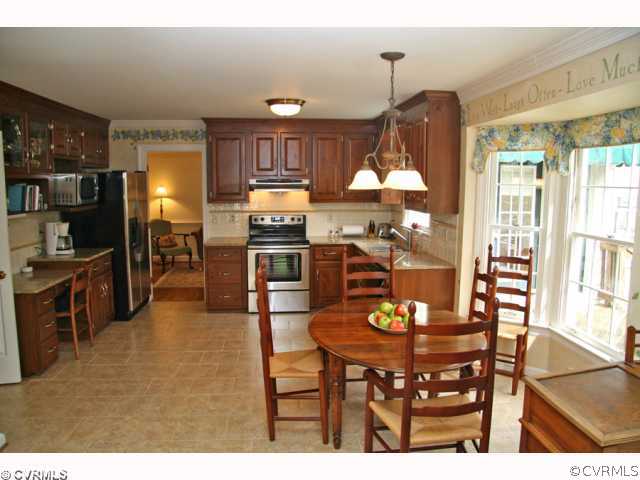 10507 Warren Road Glen Allen, VA 23060 - Photo 7 of 11 Kitchen - Kitchen with informal dining area (walk-