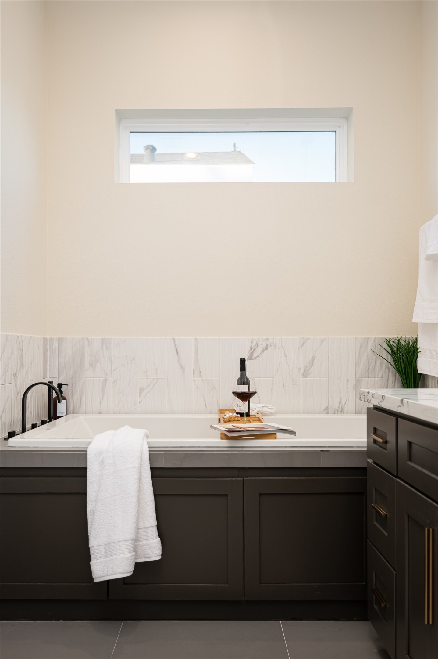 911 Thompson Street Houston, TX 77007 - Photo 43 of 50 a bathroom with a sink and a mirror