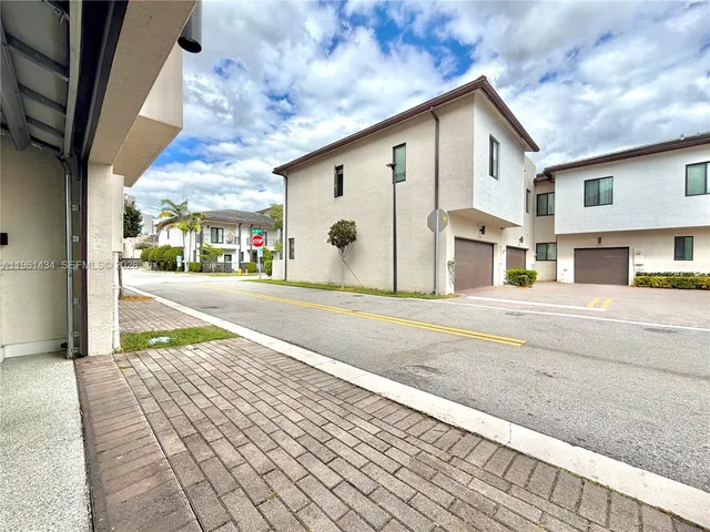 $4,990 | 4861 Northwest 83rd Path, Unit 4861, Doral, FL 33166