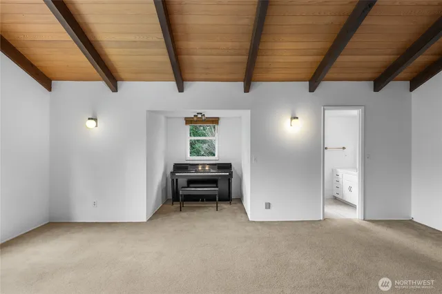 a view of livingroom with furniture