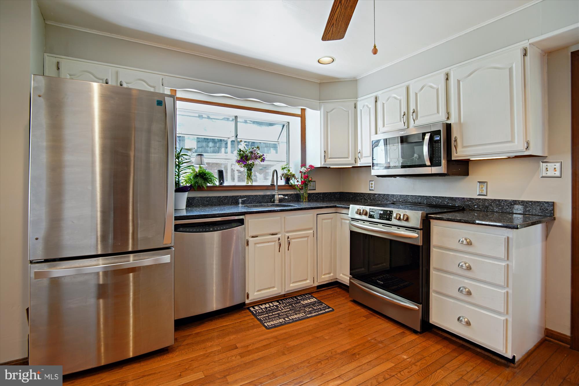 844 Riverside Drive Pasadena, MD 21122 - Photo 31 of 53 Kitchen with stainless appliances