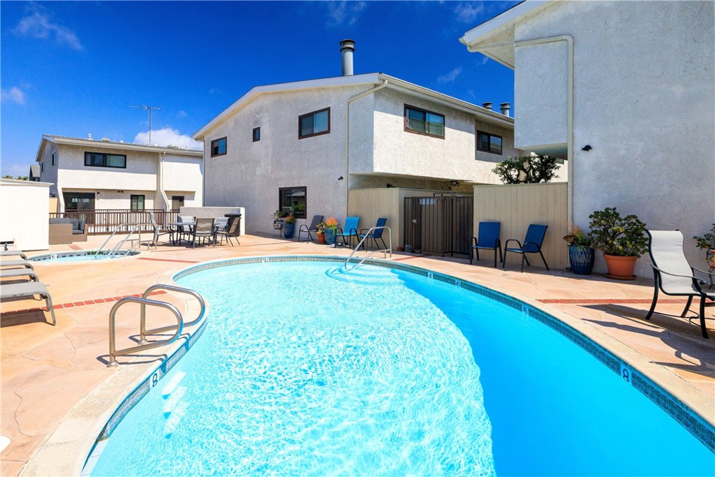 2615 Ruhland Avenue, Unit 15 Redondo Beach, CA 90278 - Photo 41 of 44 sparkling pool area