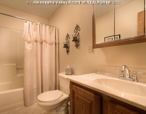 205 Forrest Road Hurricane, WV 25526 - Photo 9 of 16 Master Bath/Spa.