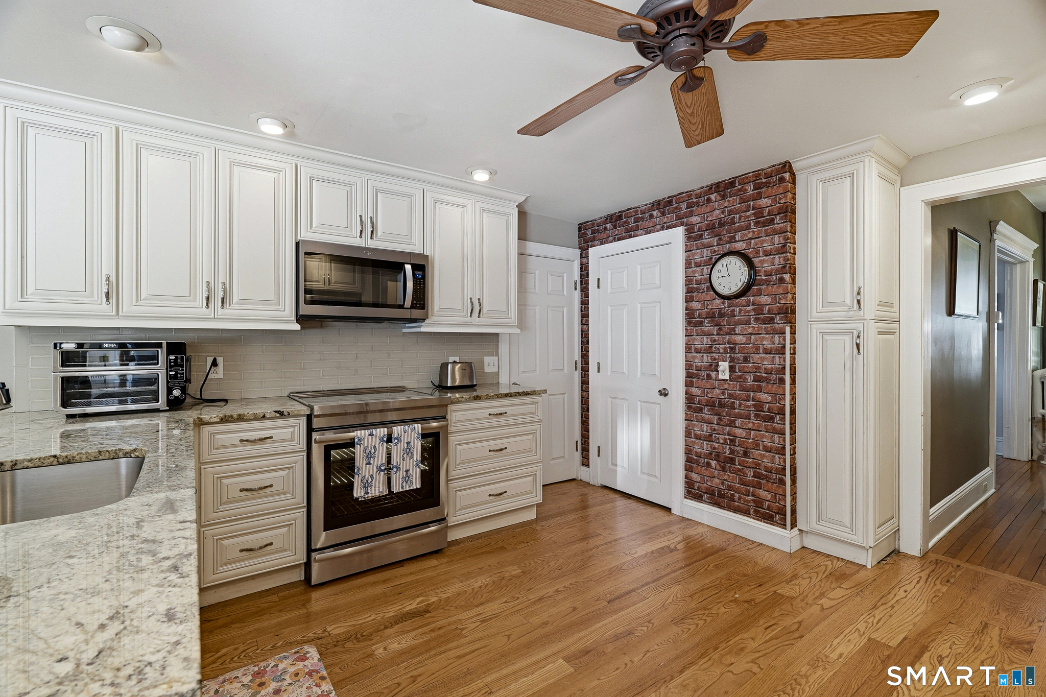 313 Old Post Road Fairfield, CT 06824 - Photo 25 of 40