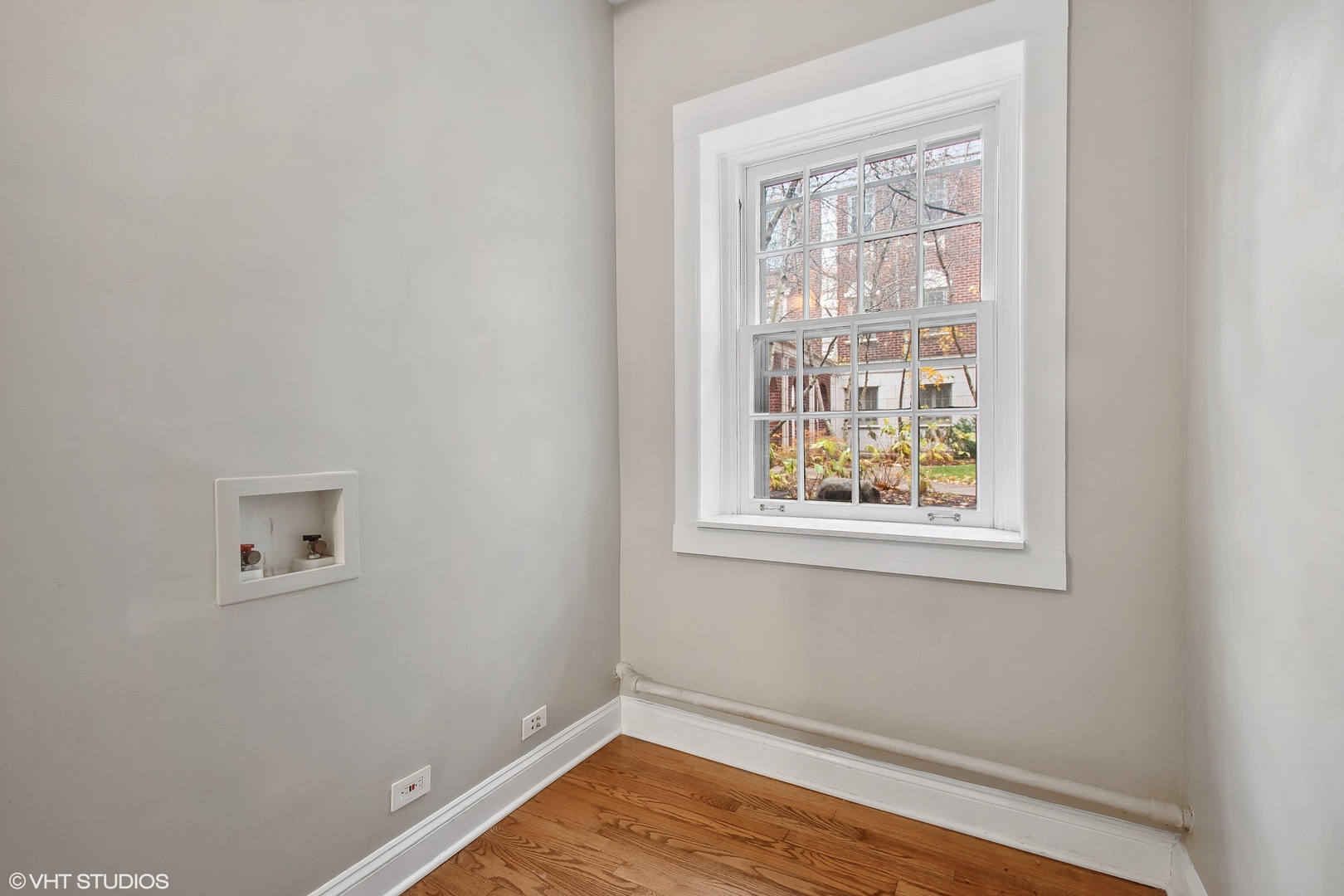 498 Sheridan Road, Unit G Evanston, IL 60202 - Photo 11 of 13 an empty room with a window