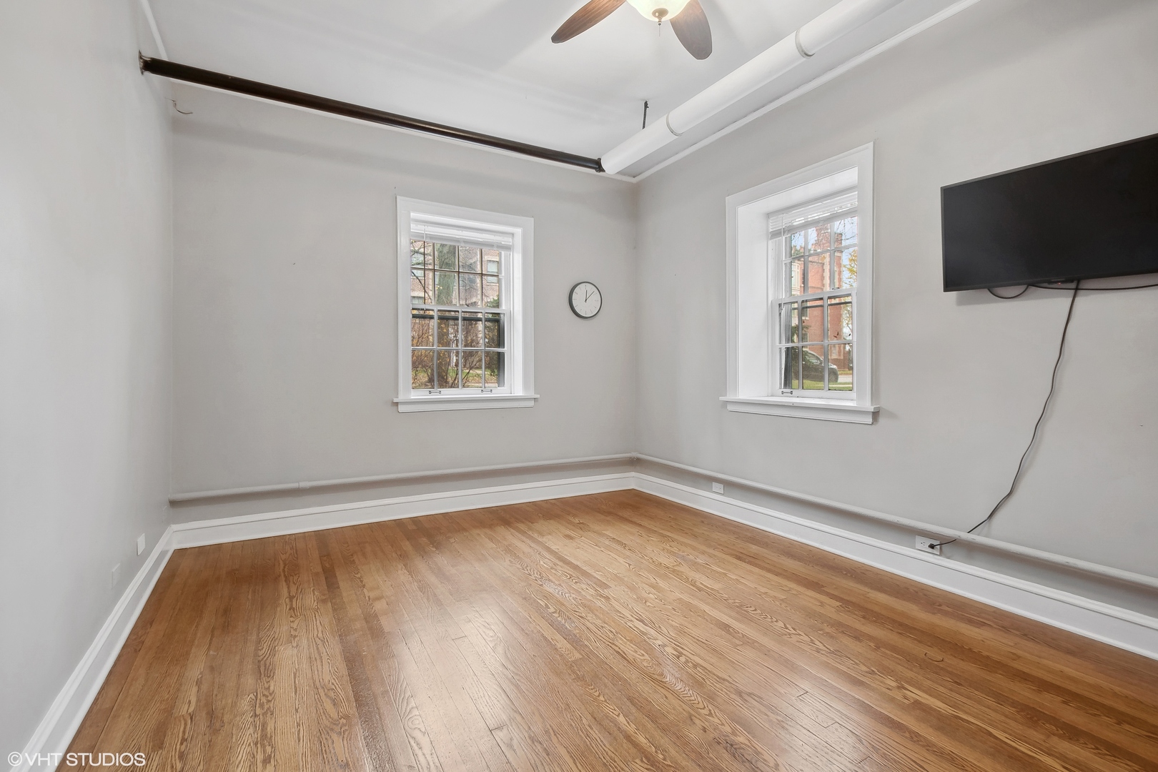 498 Sheridan Road, Unit G Evanston, IL 60202 - Photo 9 of 13 a view of an empty room with wooden floor and a window