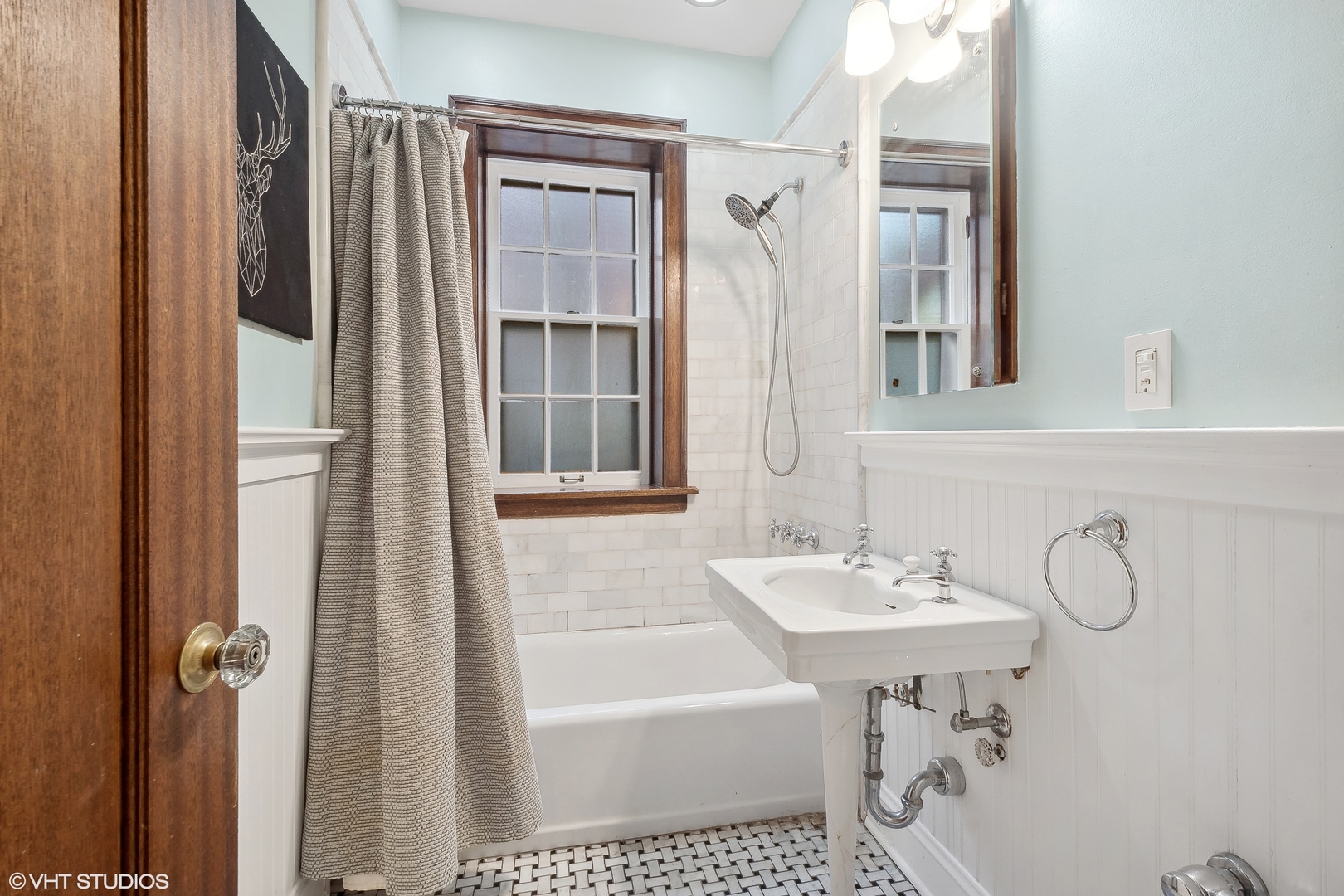 498 Sheridan Road, Unit G Evanston, IL 60202 - Photo 10 of 13 a bathroom with a sink a mirror and a bathtub