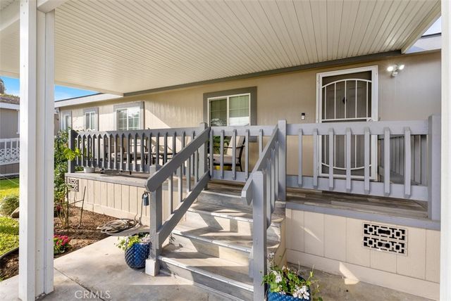 a view of entryway with a front door