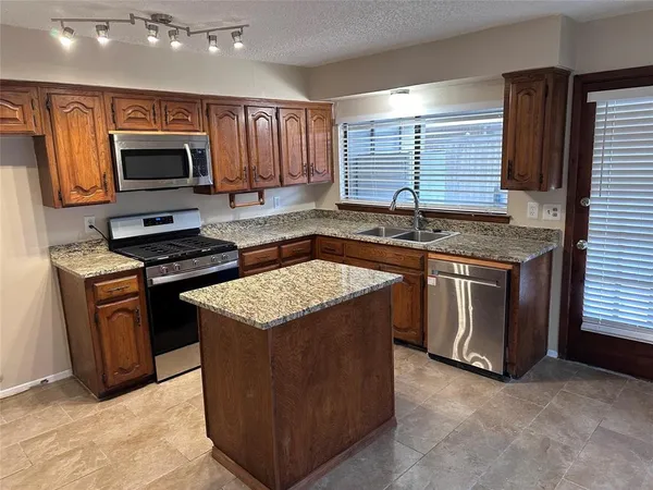 $2,400 | 2005 Glencrest Lane, Garland, TX 75040