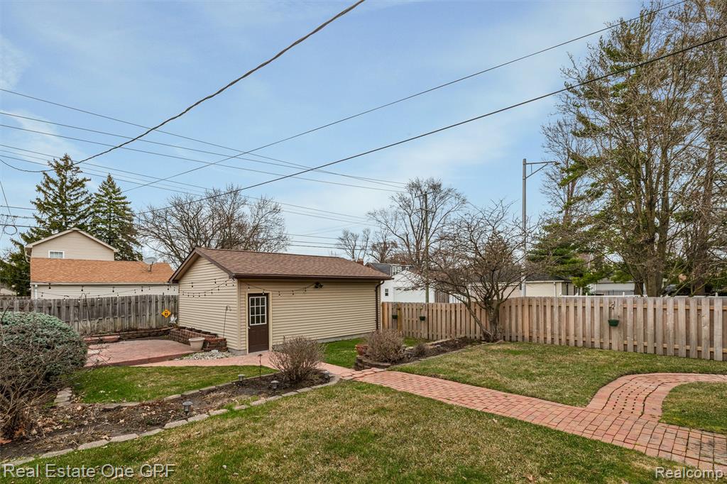 1488 Roslyn Road Grosse Pointe Woods, MI 48236 - Photo 33 of 40