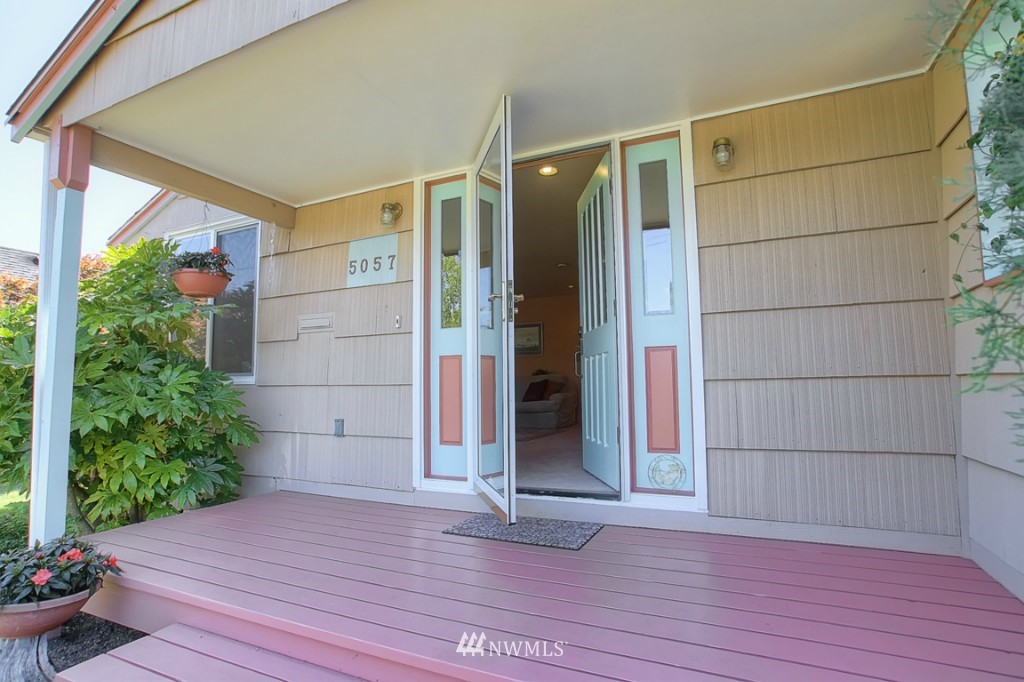 5057 Southwest Stevens Street Seattle, WA 98116 - Photo 3 of 15 Gallery Image 3