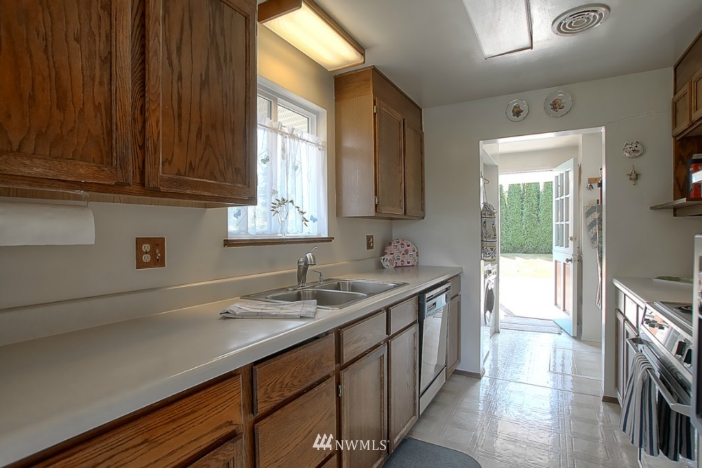 5057 Southwest Stevens Street Seattle, WA 98116 - Photo 7 of 15 Gallery Image 7