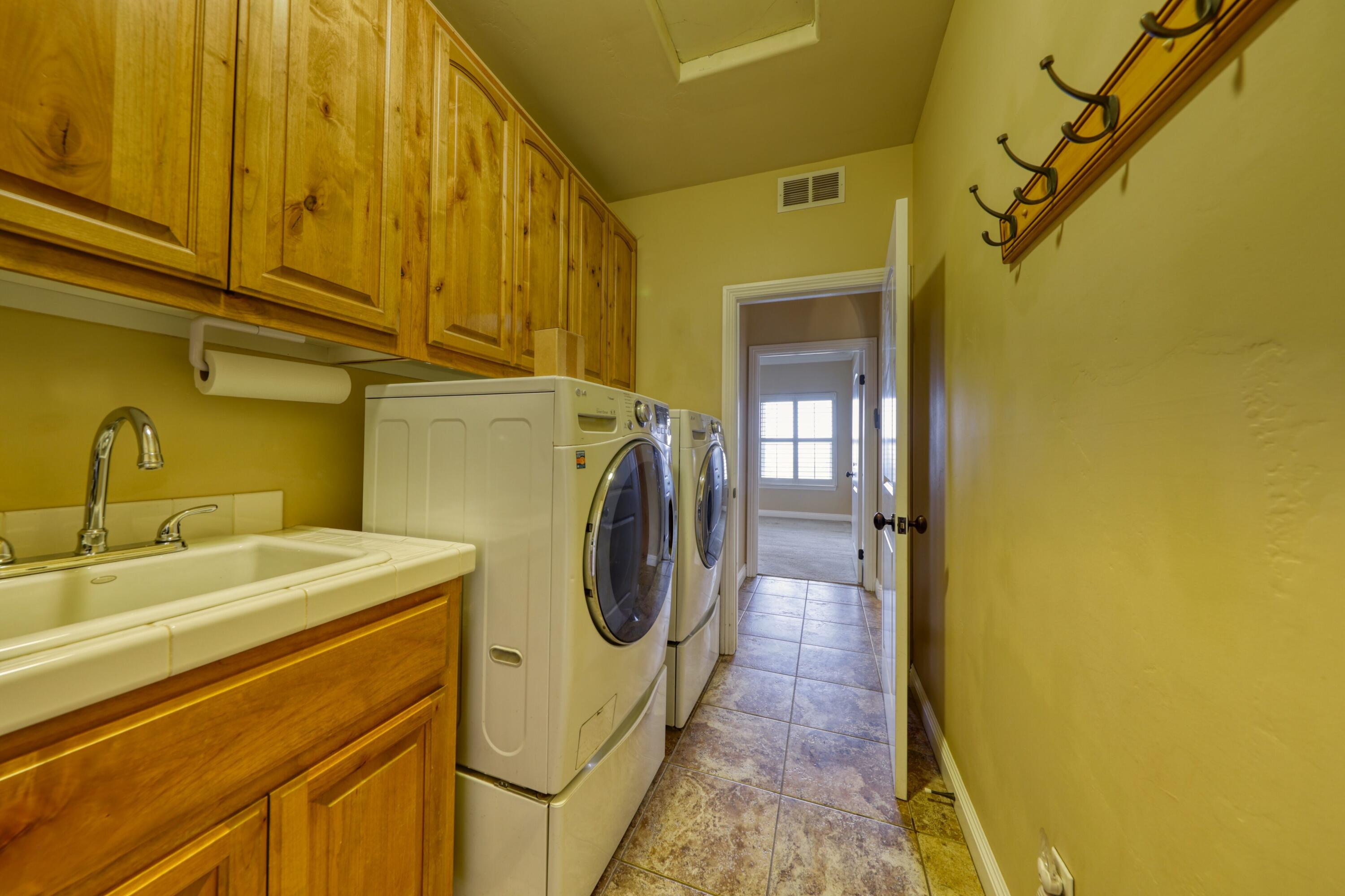 24281 Jacaranda Drive Tehachapi, CA 93561 - Photo 13 of 54 a utility room with a sink