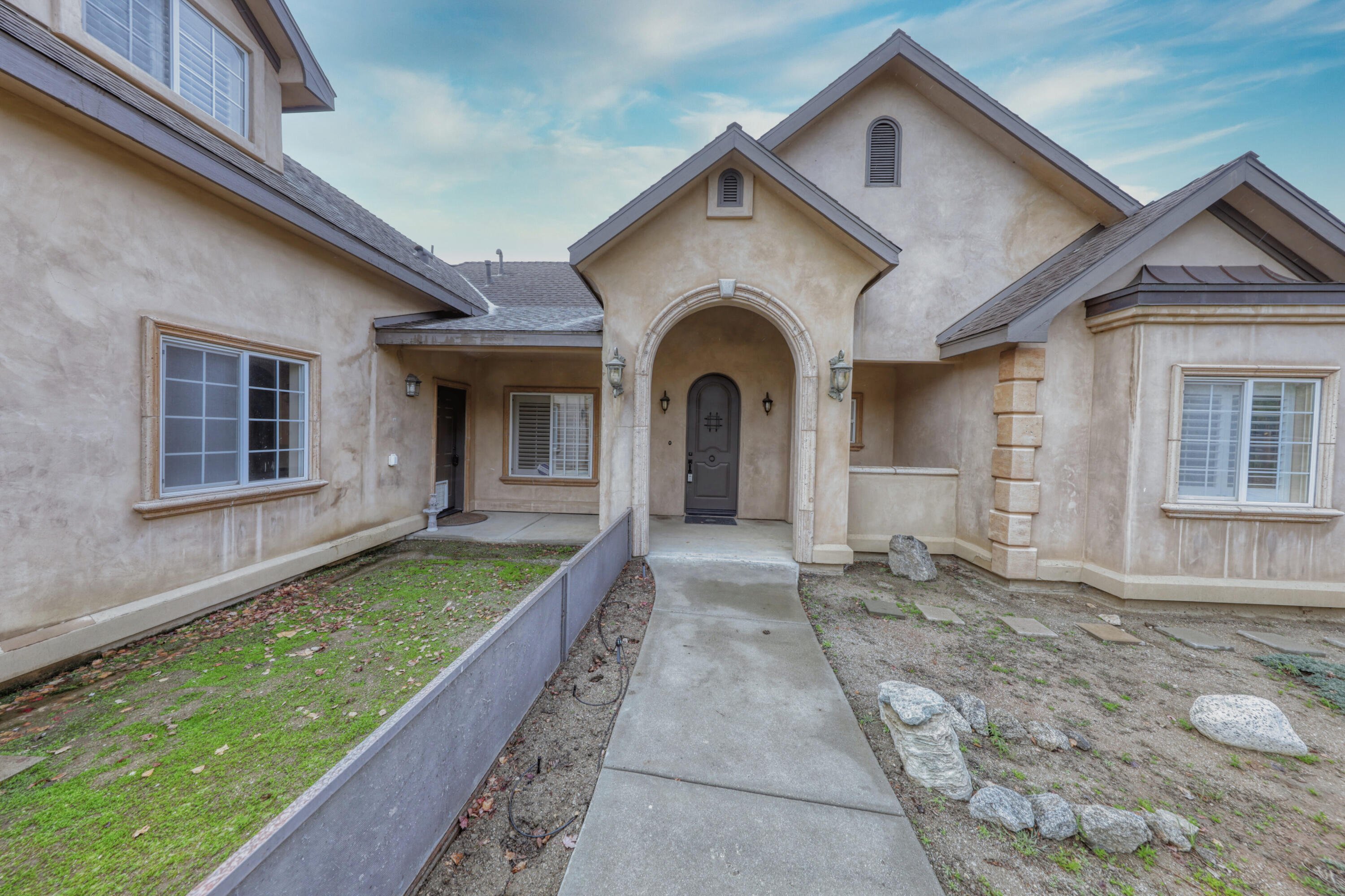 24281 Jacaranda Drive Tehachapi, CA 93561 - Photo 4 of 54 a view of a house with a yard