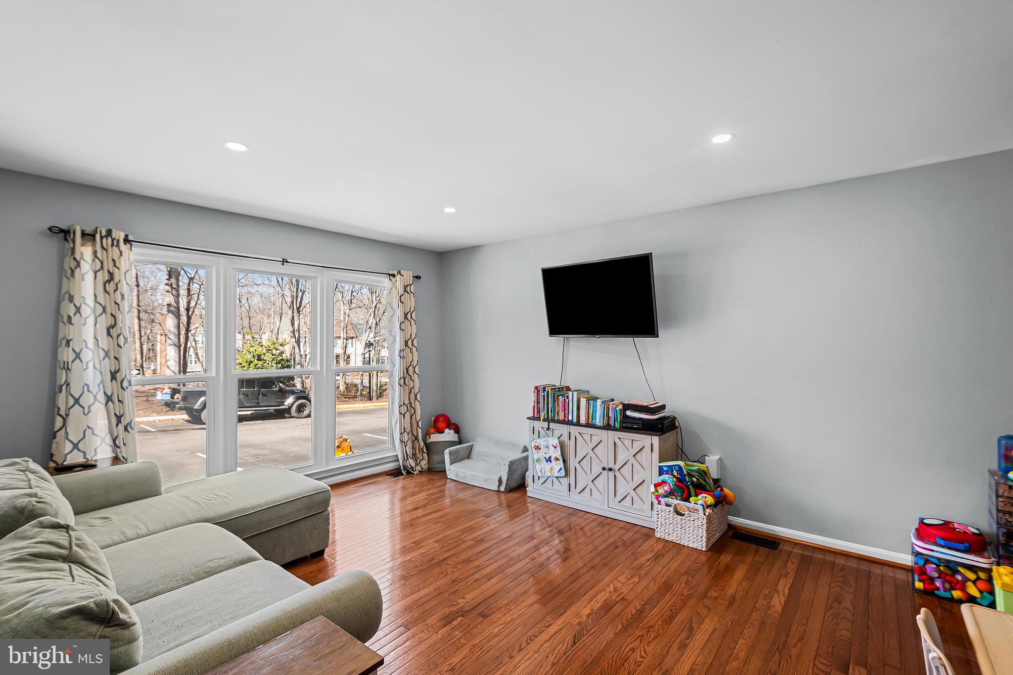 7229 Olde Lantern Way Springfield, VA 22152 - Photo 4 of 32 Living Room