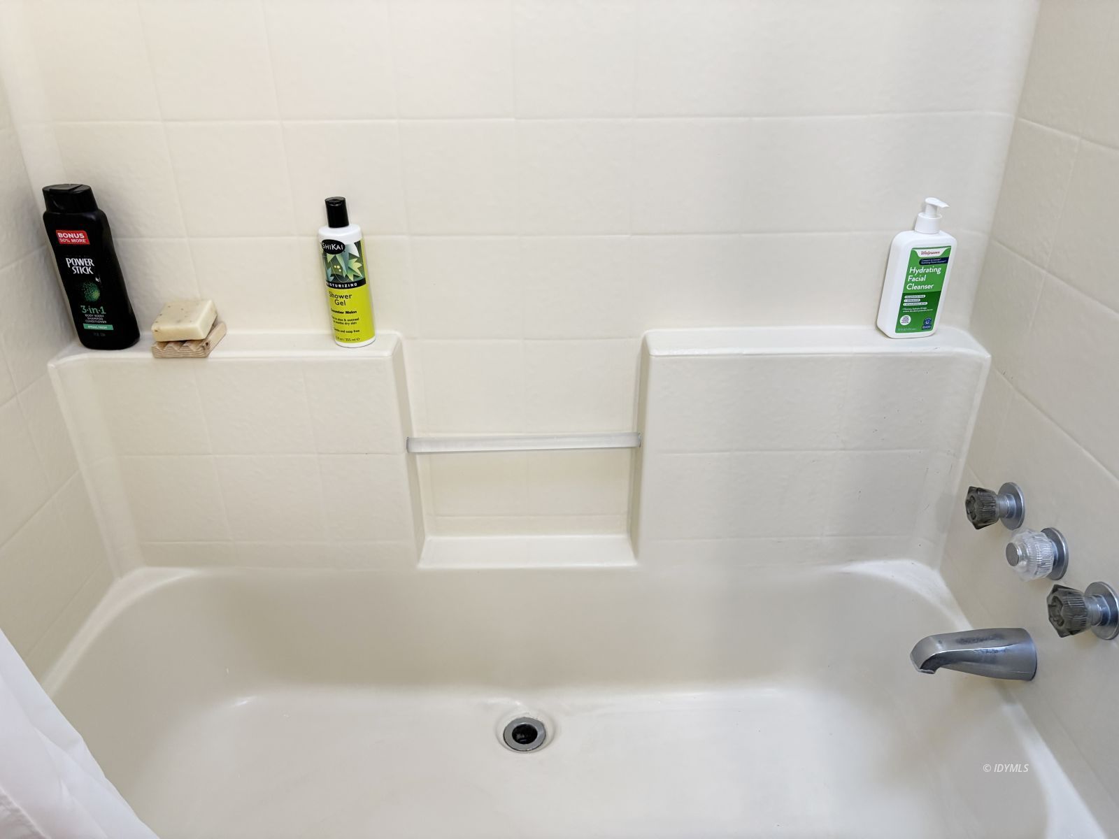 25955 Highway 243, Unit 1 Idyllwild, CA 92549 - Photo 18 of 33 a bathroom with a bathtub