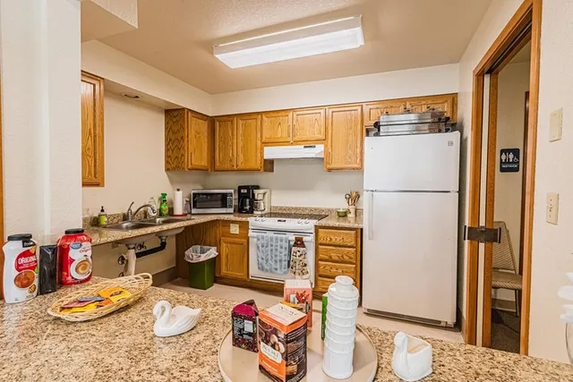 $884 | 556 G Street, Jacksonville, OR 97530