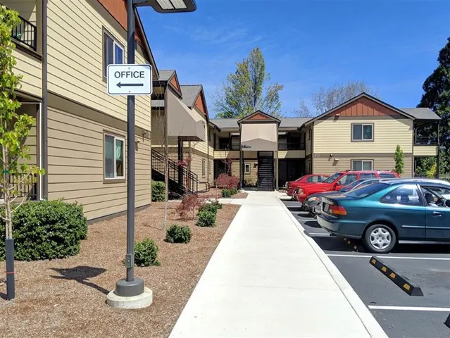 $884 | 556 G Street, Jacksonville, OR 97530