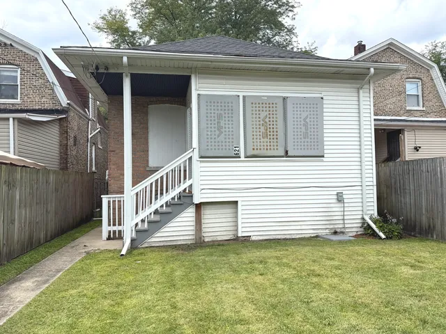 a view of a back yard