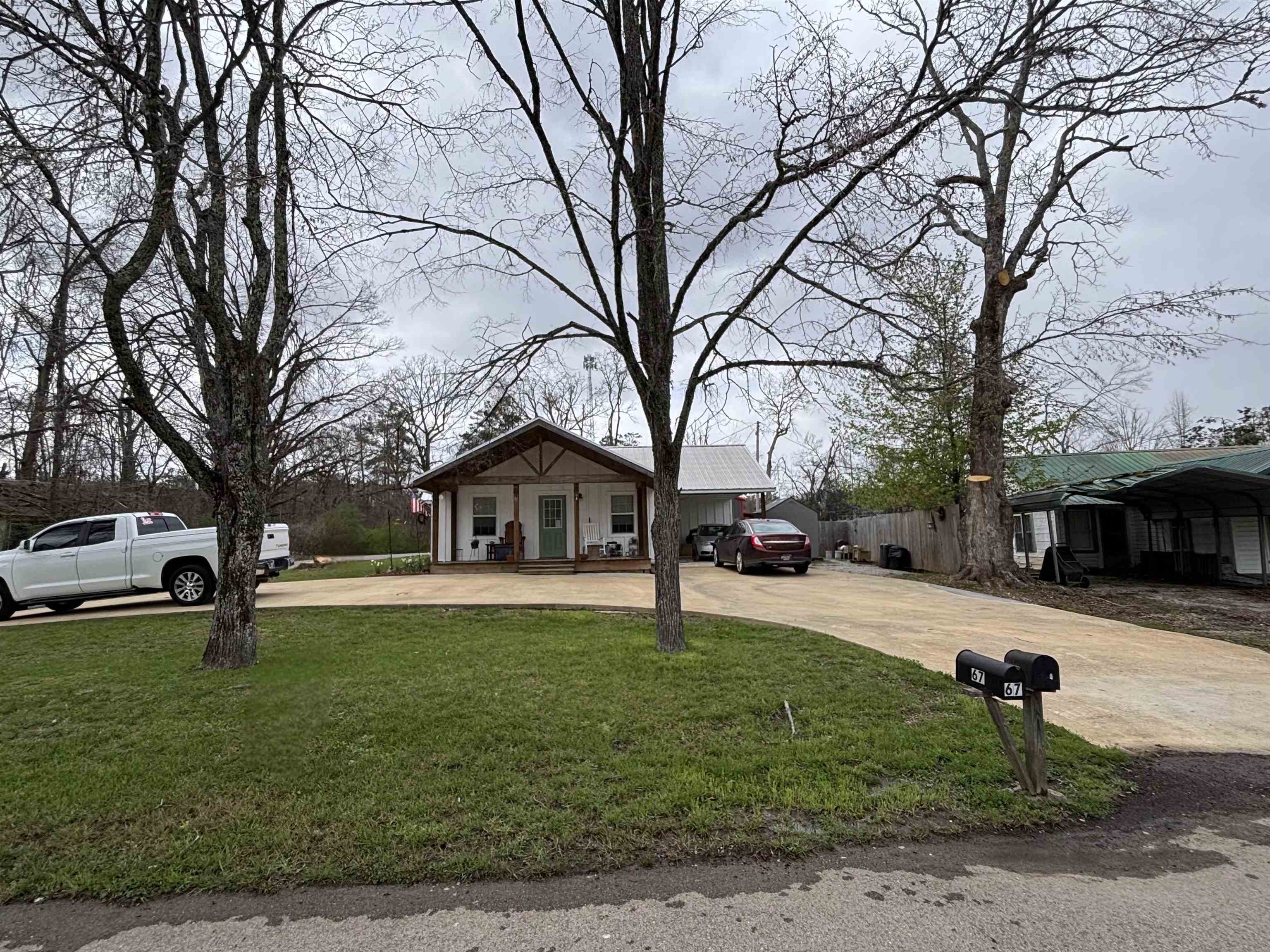 67 Cr 306 Road Iuka, MS 38852 - Photo 2 of 25 View of front facade featuring curved driveway, a front lawn, and a porch