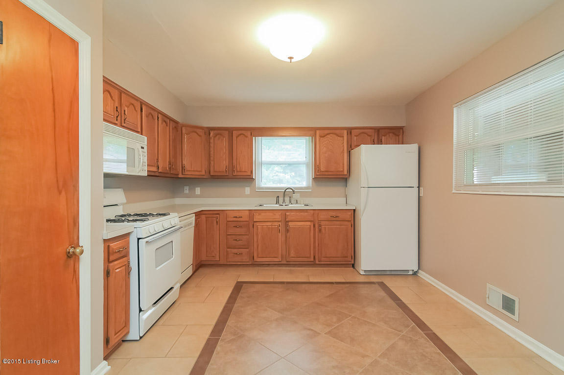 2034 Lynn Lea Road Louisville, KY 40216 - Photo 2 of 34 0024