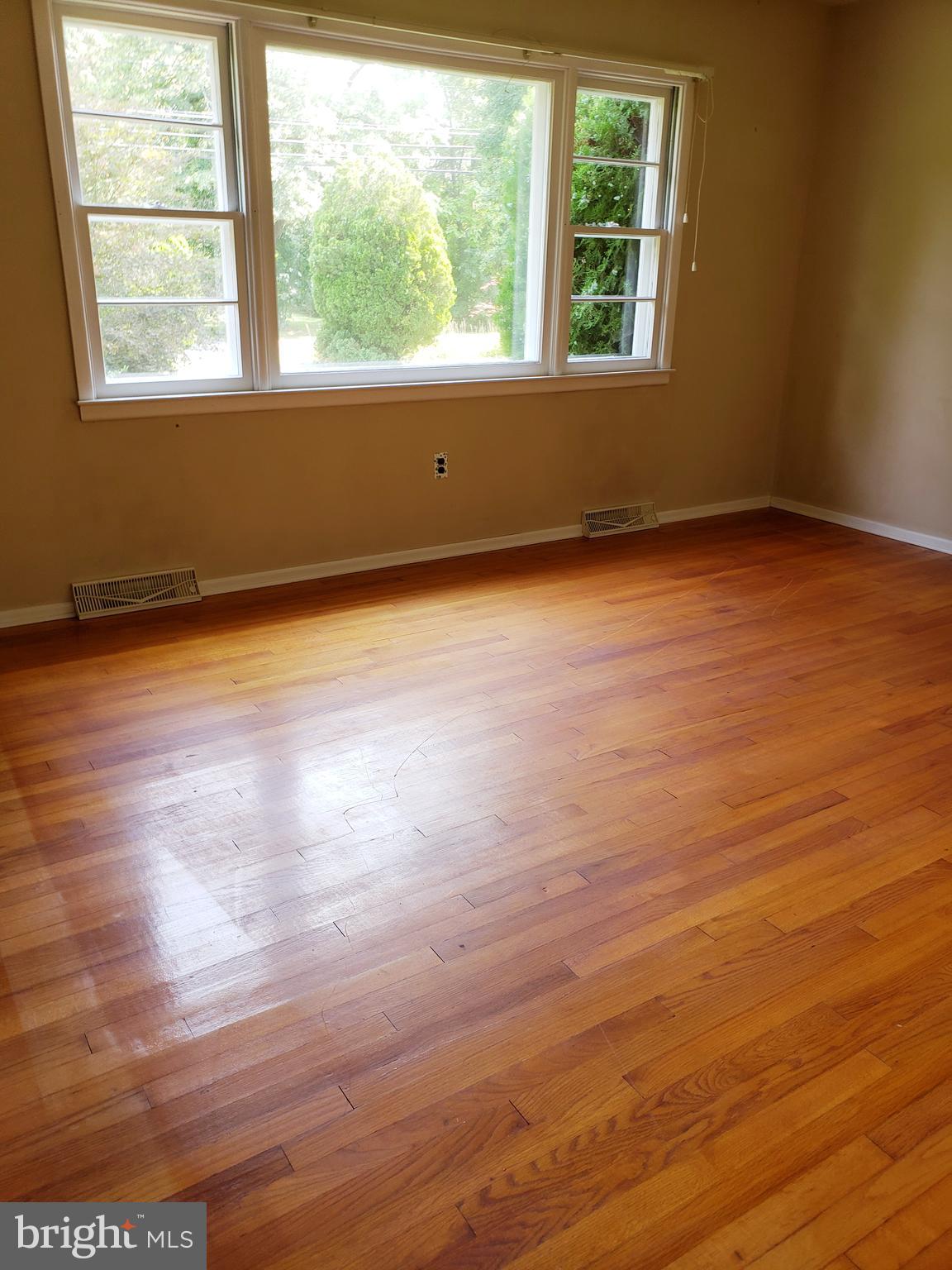 13 Woosamonsa Road Pennington, NJ 08534 - Photo 2 of 29 Living Room