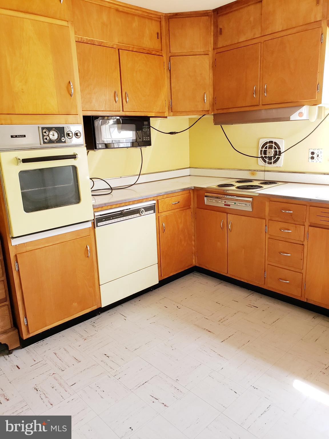 13 Woosamonsa Road Pennington, NJ 08534 - Photo 12 of 29 Kitchen