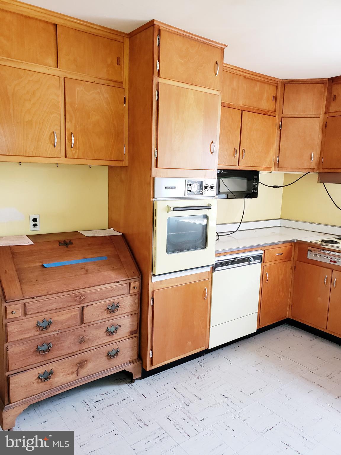 13 Woosamonsa Road Pennington, NJ 08534 - Photo 14 of 29 Kitchen