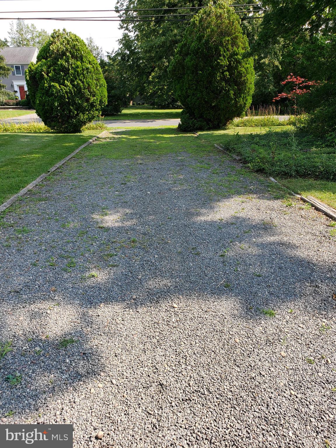13 Woosamonsa Road Pennington, NJ 08534 - Photo 26 of 29 Driveway