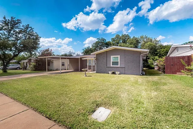a view of a house with backyard and garden