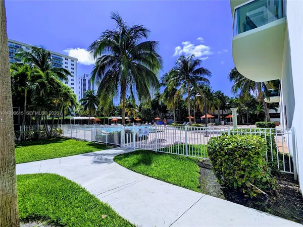 $1,950 | 19380 Collins Avenue, Unit 807, Sunny Isles Beach, FL 33160