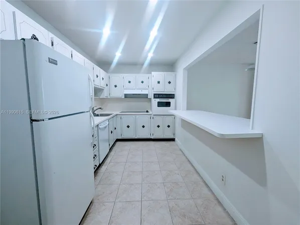 $1,950 | 19380 Collins Avenue, Unit 807, Sunny Isles Beach, FL 33160