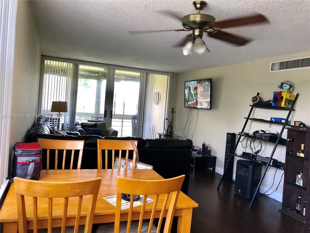 $2,050 | 9441 Evergreen Place, Unit 301, Davie, FL 33324