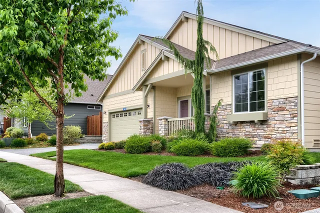 a view of a house with a yard