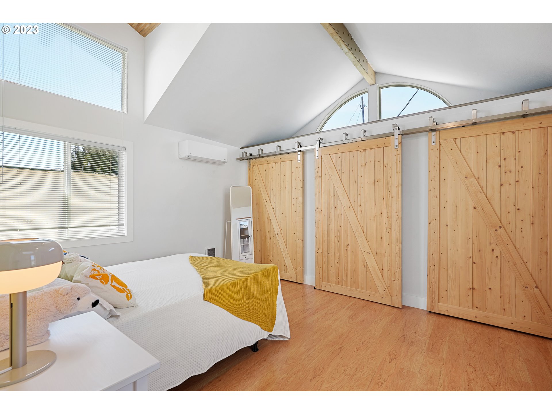 205 North Bridgeton Road, Unit 6 Portland, OR 97217 - Photo 15 of 22 a living room with furniture and a window