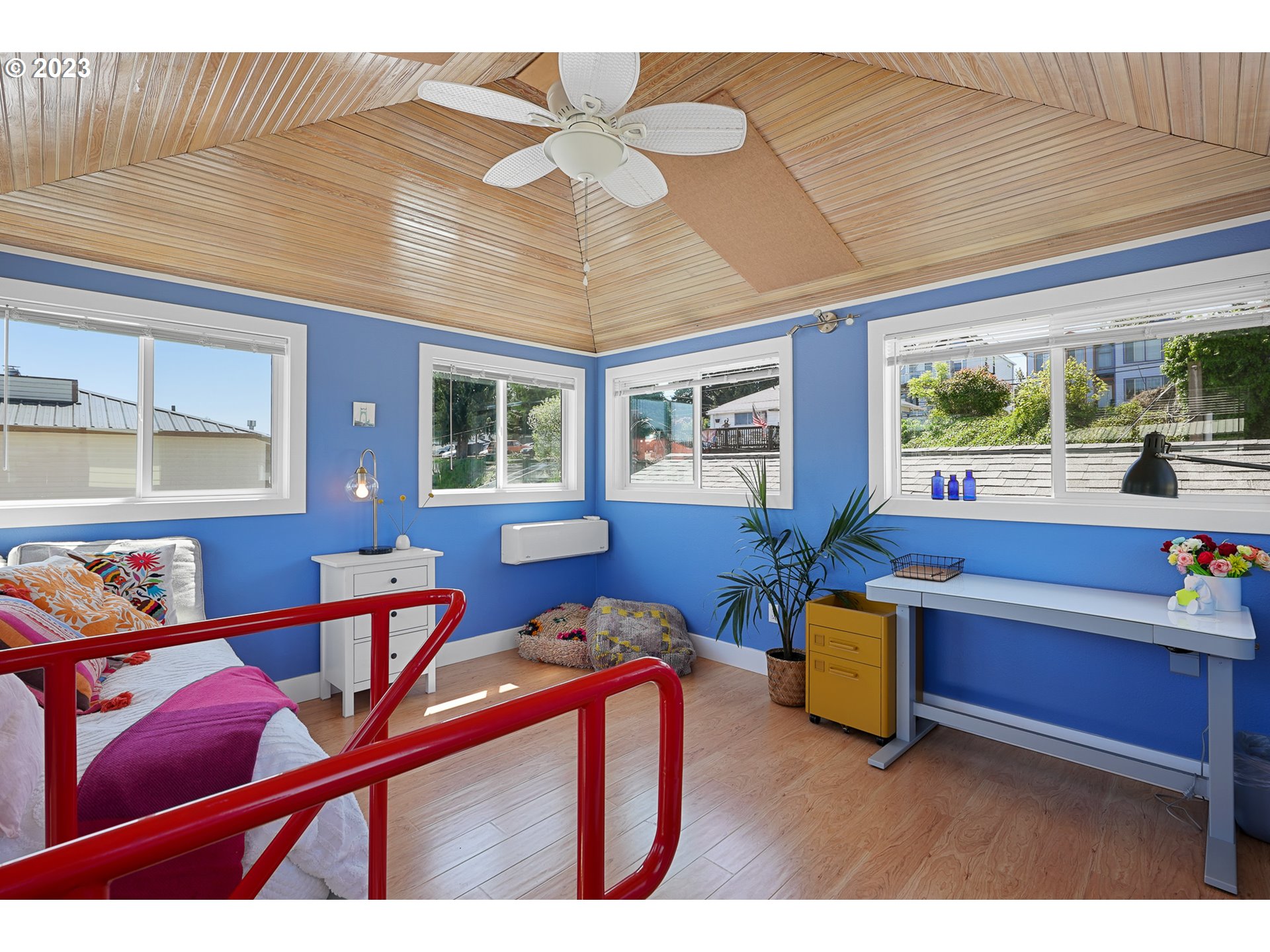 205 North Bridgeton Road, Unit 6 Portland, OR 97217 - Photo 19 of 22 a living room with furniture