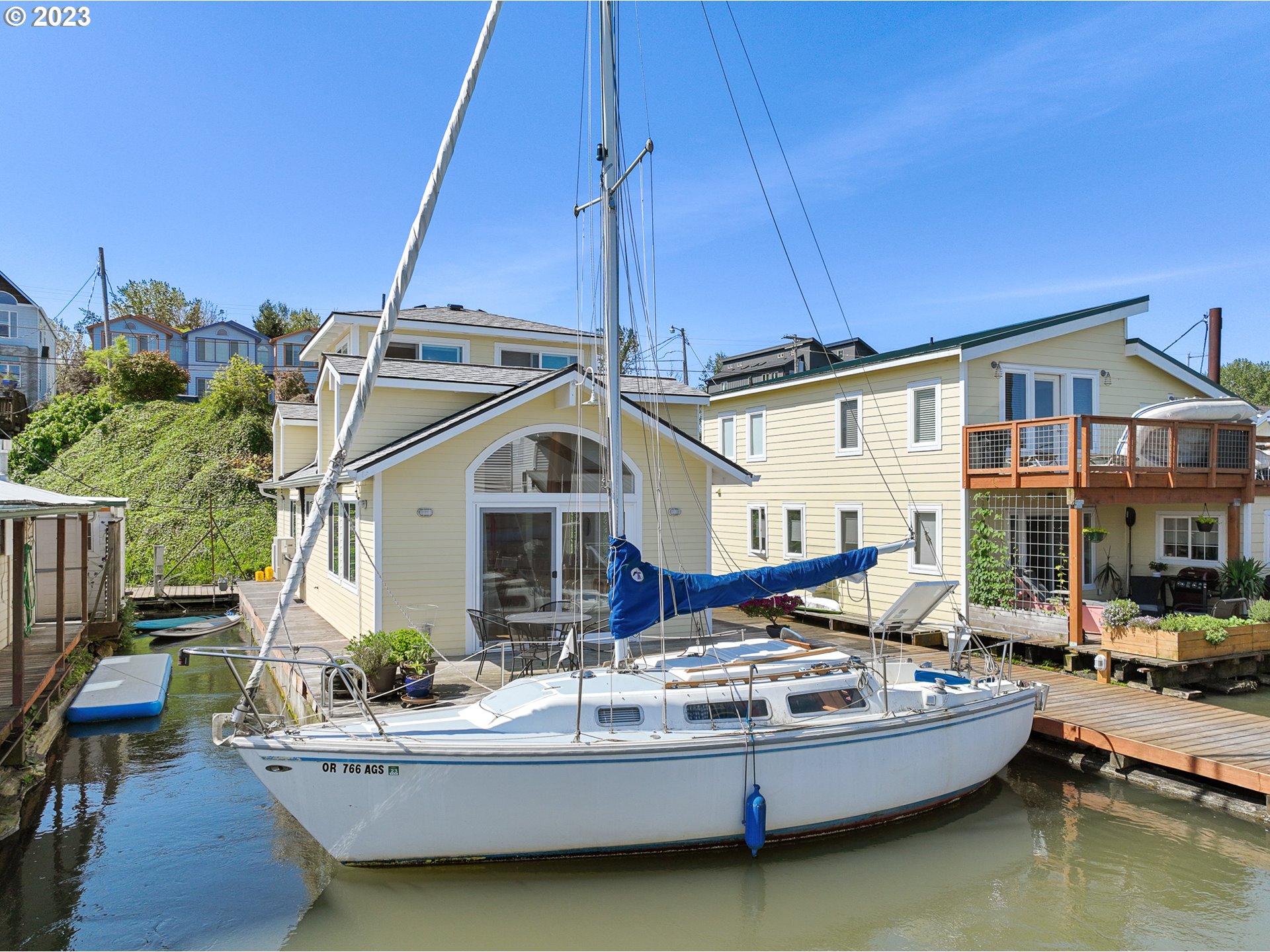 205 North Bridgeton Road, Unit 6 Portland, OR 97217 - Photo 5 of 22 a front view of a house with swimming pool