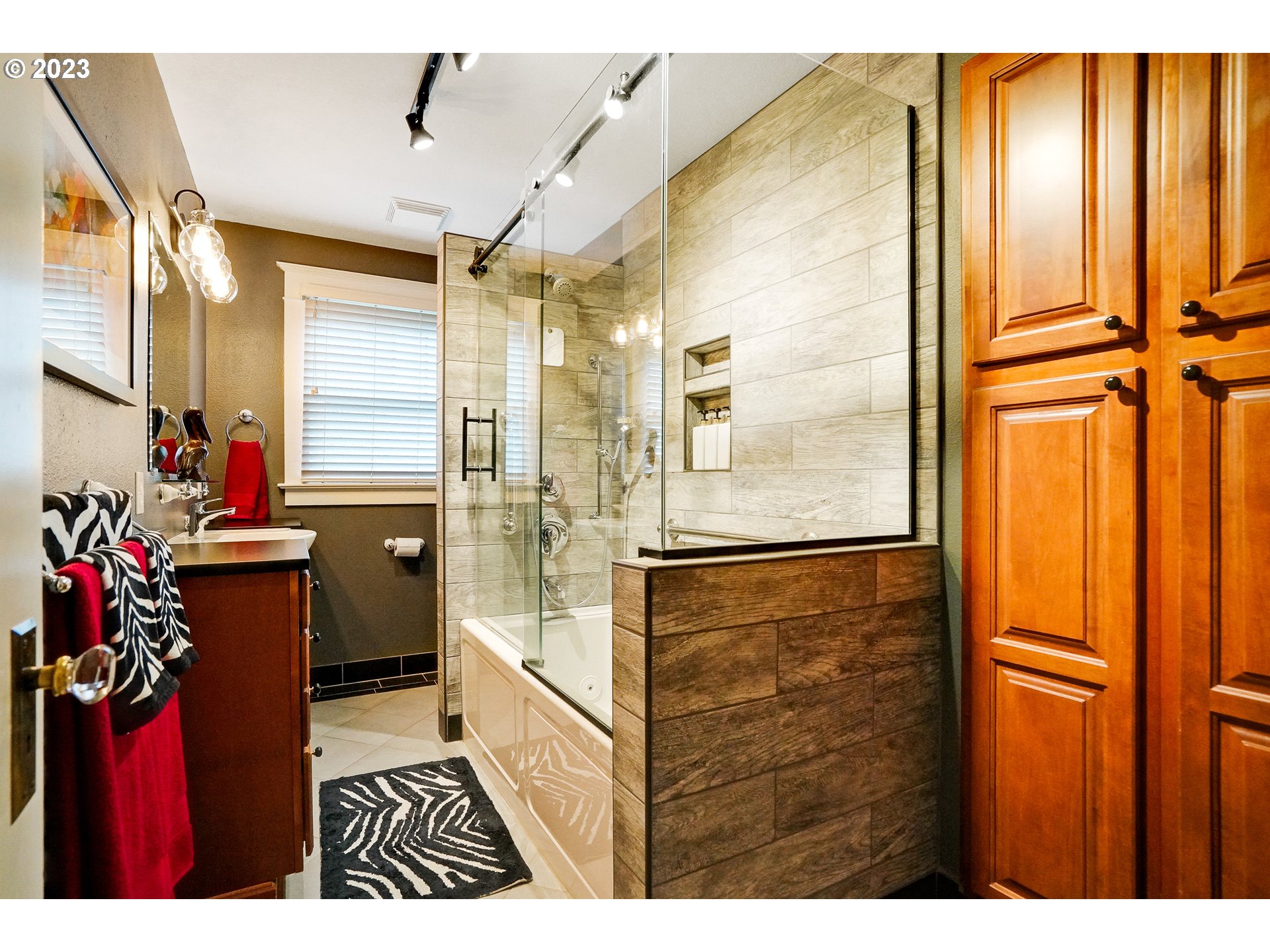 810 North Water Street Silverton, OR 97381 - Photo 22 of 48 a view of bathroom