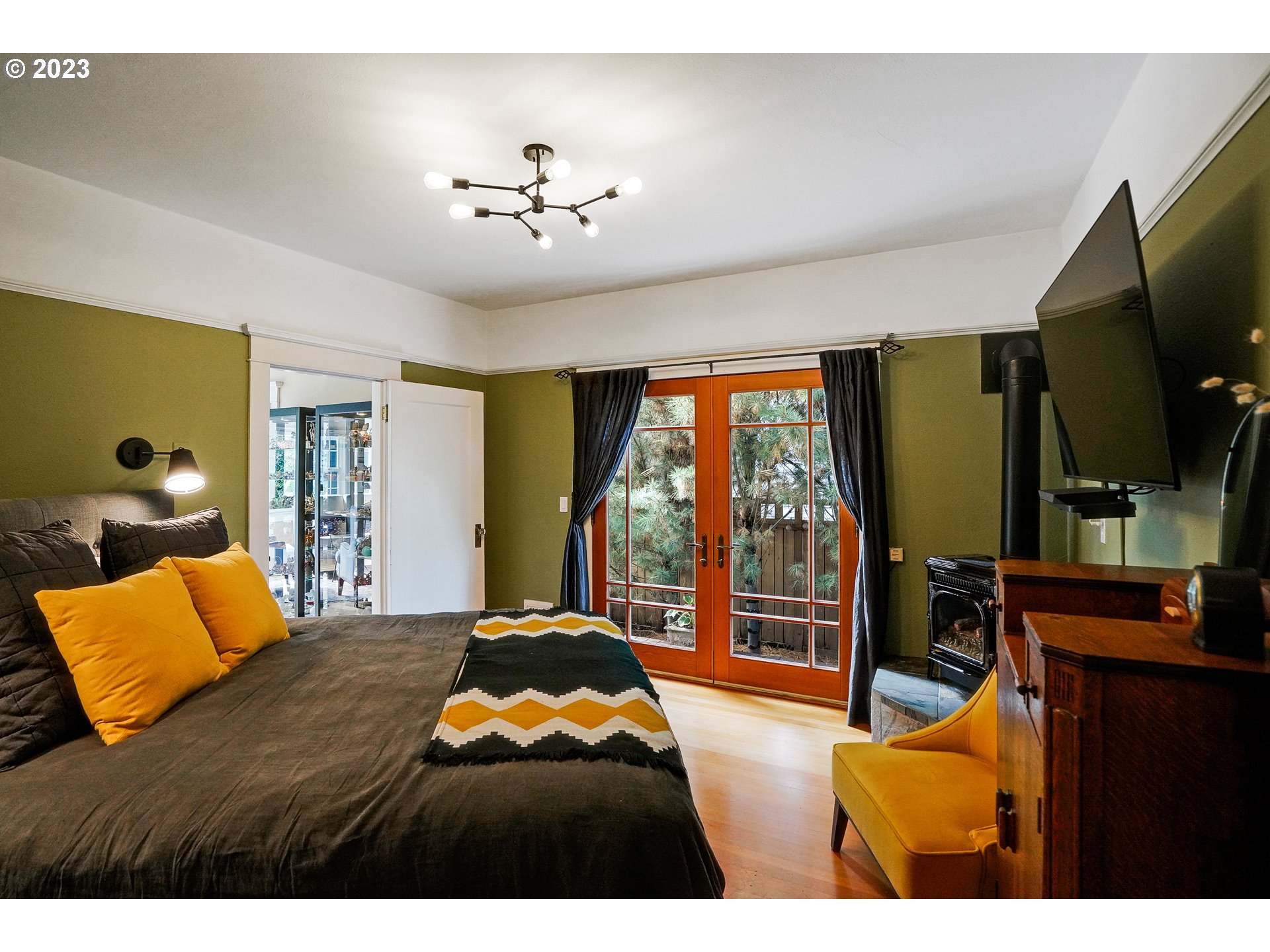 810 North Water Street Silverton, OR 97381 - Photo 23 of 48 a bedroom with furniture and large windows