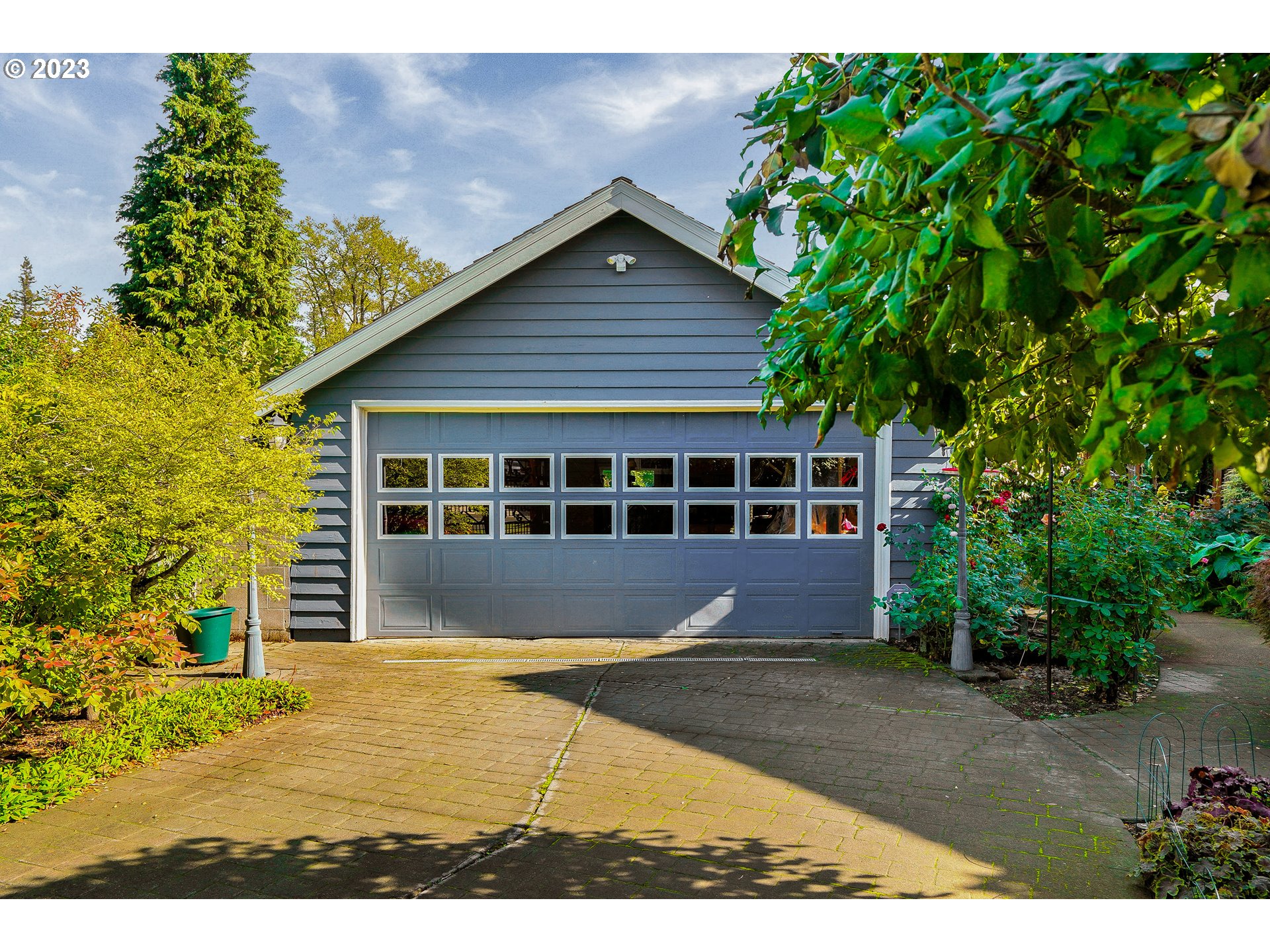 810 North Water Street Silverton, OR 97381 - Photo 44 of 48 a front view of a house with a garden