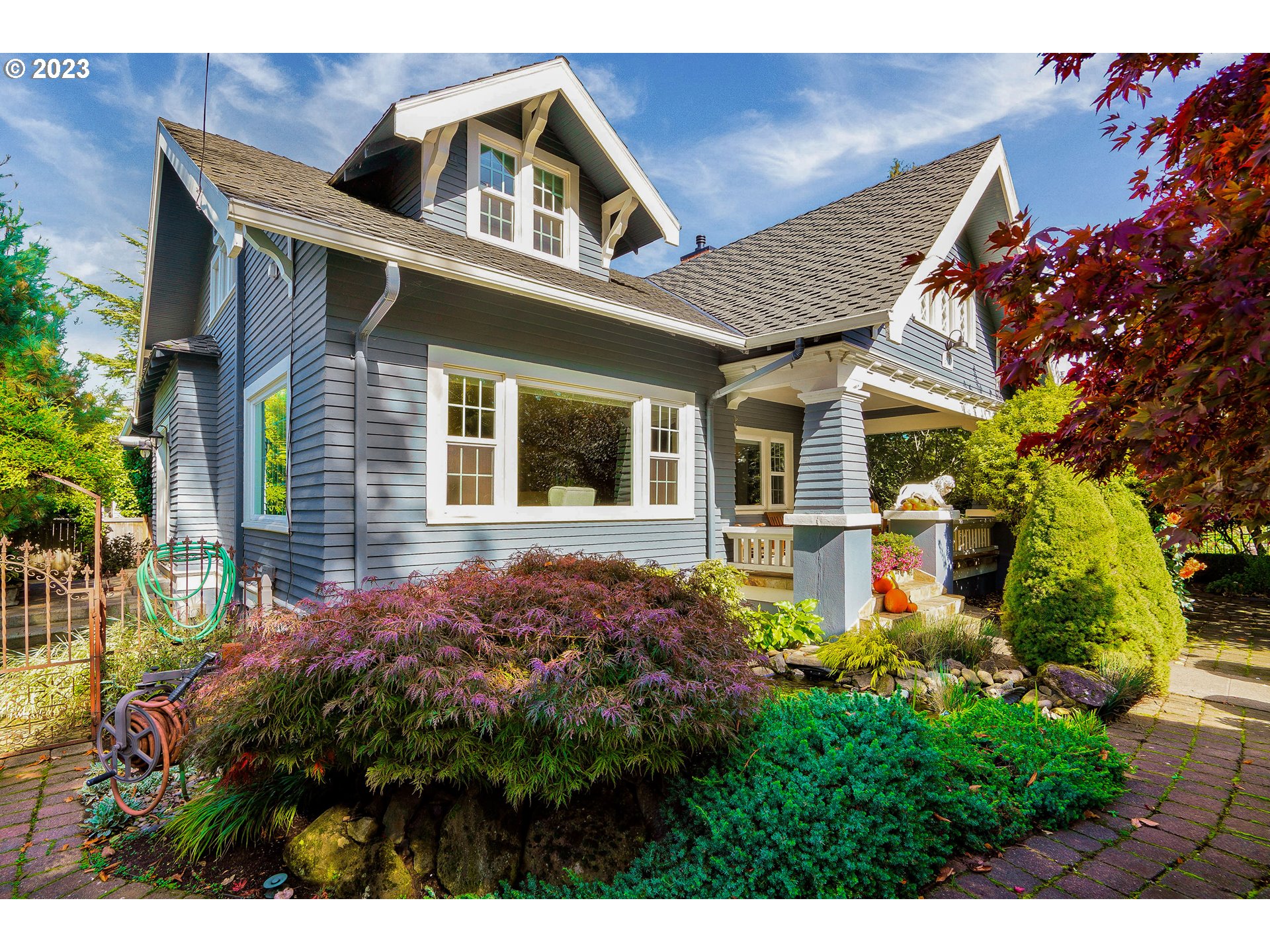 810 North Water Street Silverton, OR 97381 - Photo 5 of 48 a front view of a house with garden