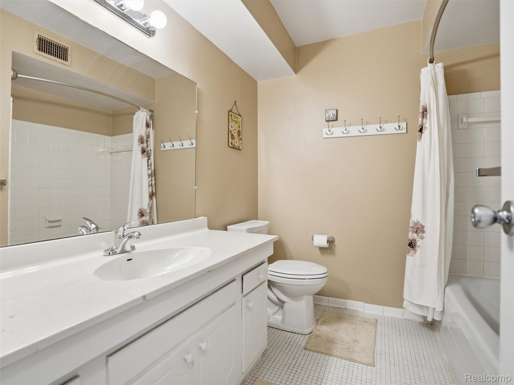 1975 Klingensmith Road, Unit 26 Bloomfield Hills, MI 48302 - Photo 8 of 21 18-DSC04193.jpg