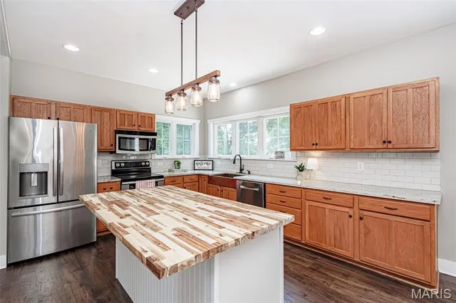 $640,000 | 720 East Breedlove Drive, Sturgeon, MO 65284