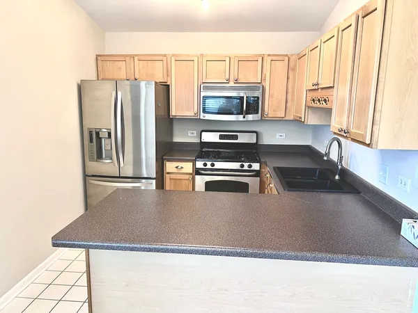 $1,850 | 1288 North Red Oak Circle, Unit 3, Round Lake Beach, IL 60073